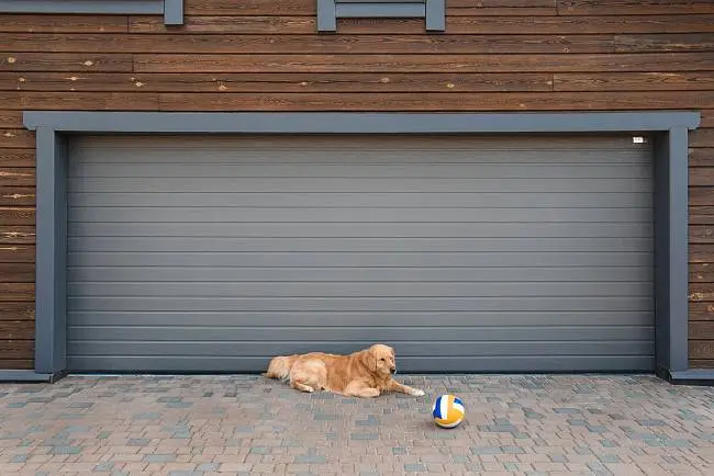 Скидка 5% на готовые секционные ворота Trend