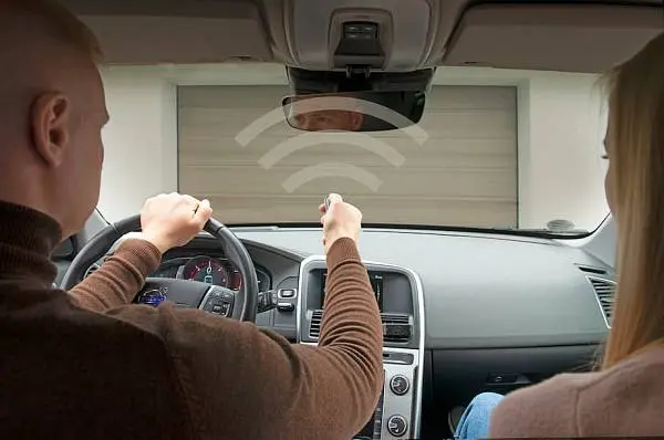 При покупке гаражных ворот с автоматикой или электропривода «АЛЮТЕХ» пульт в подарок