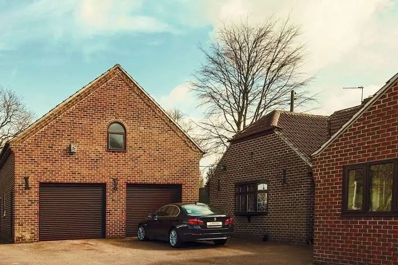 Двое гаражных рулонных ворот в одном стиле Двое гаражных рулонных ворот в одном стиле